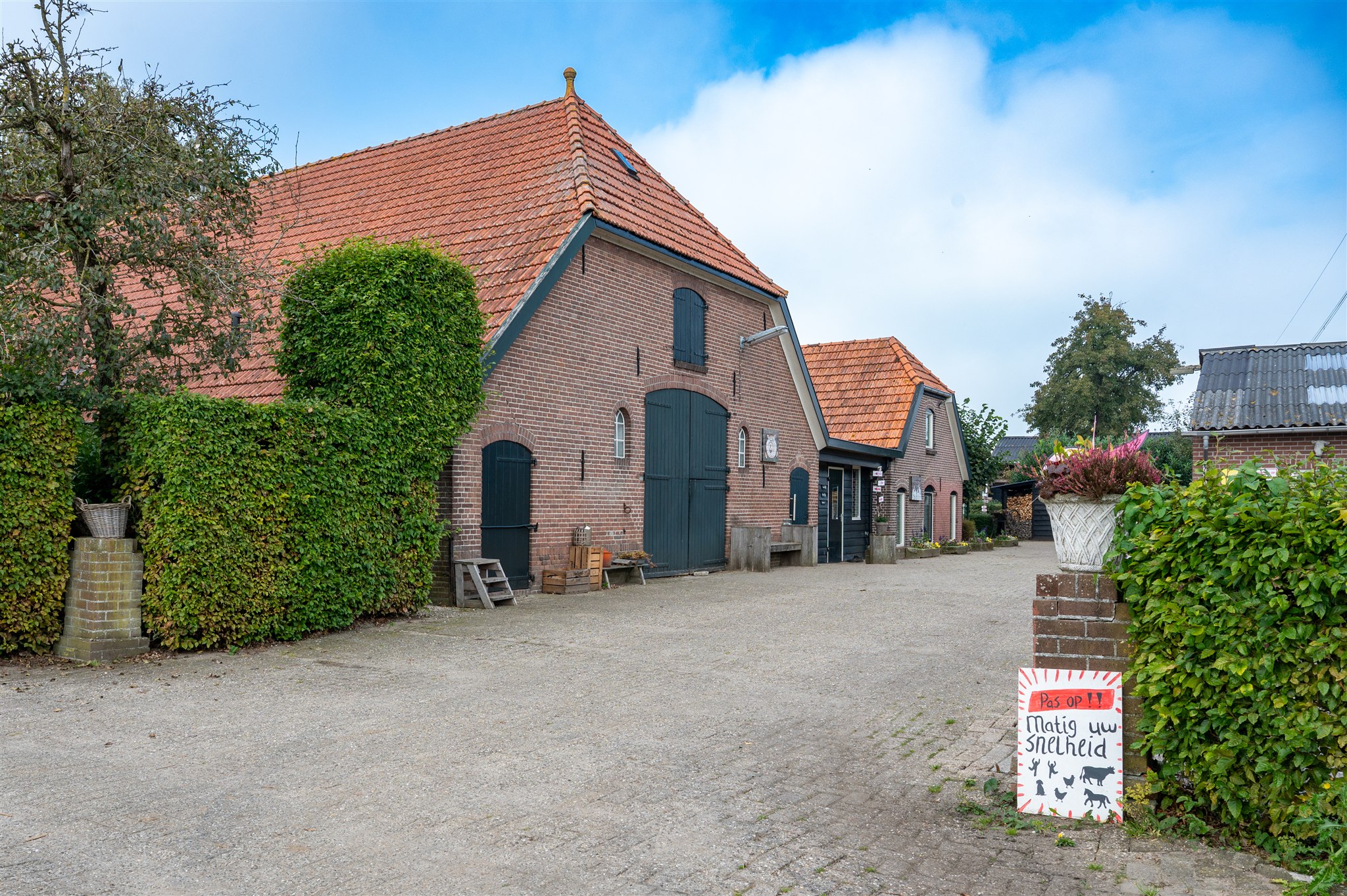 Ingang van de schuur bij De Boerderij
