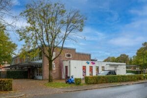 Logeeropvang - volledig gebouw met kleurrijke ramen