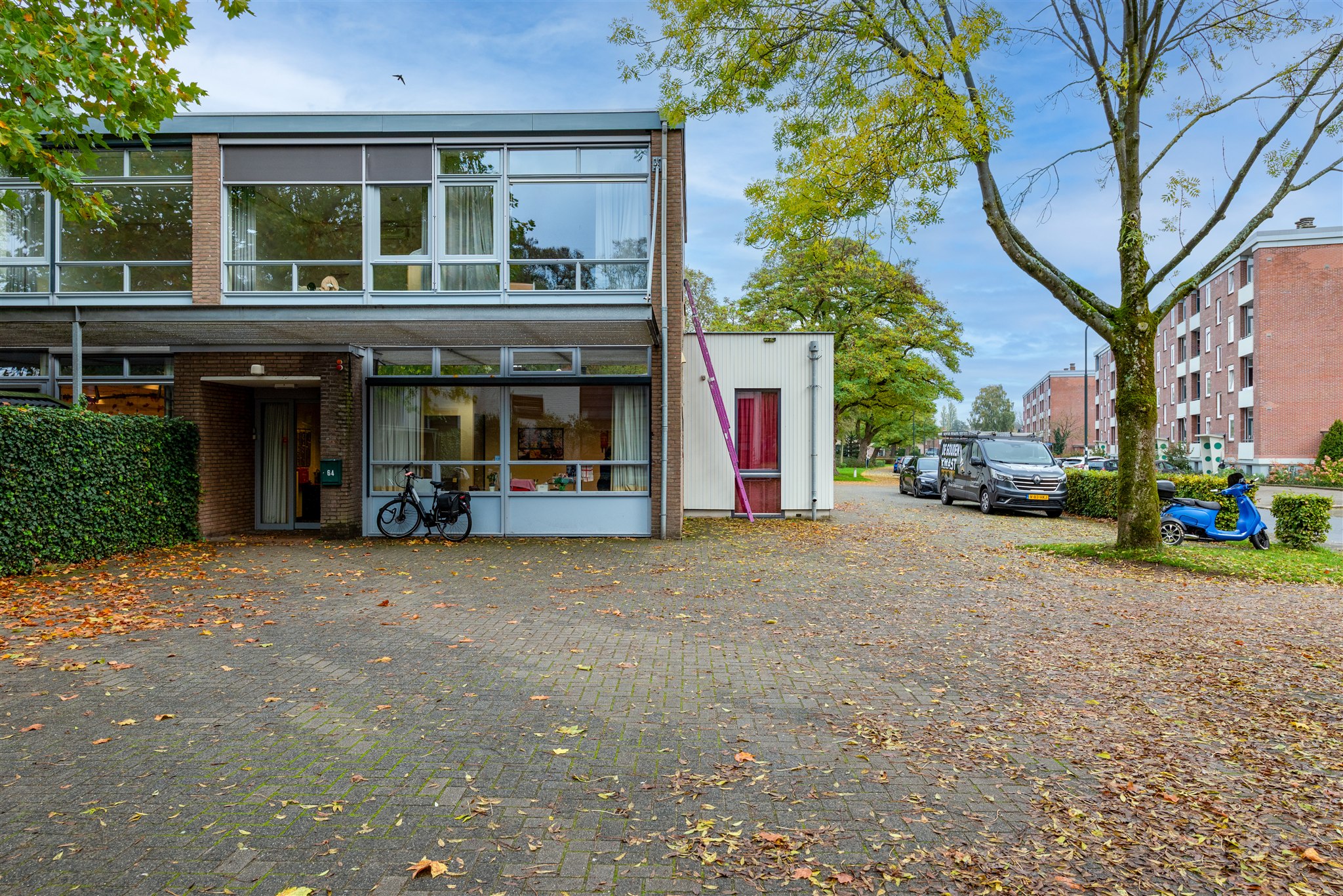 De Baskuul - gebouw met parkeerterrein
