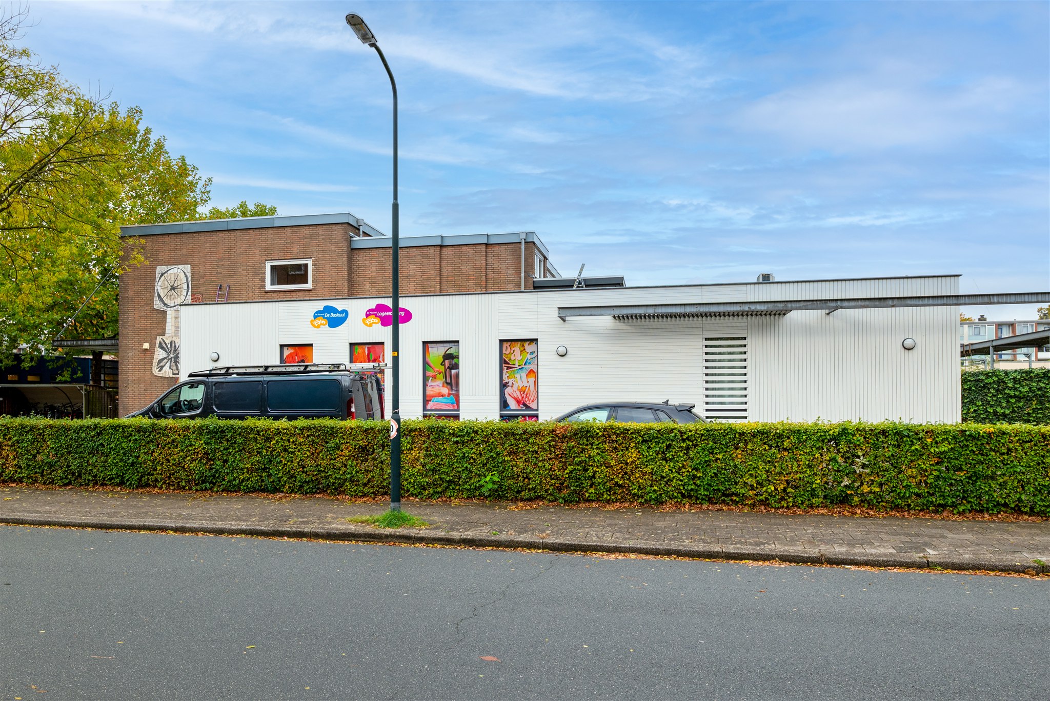 De Baskuul - straatzicht met bewegwijzering