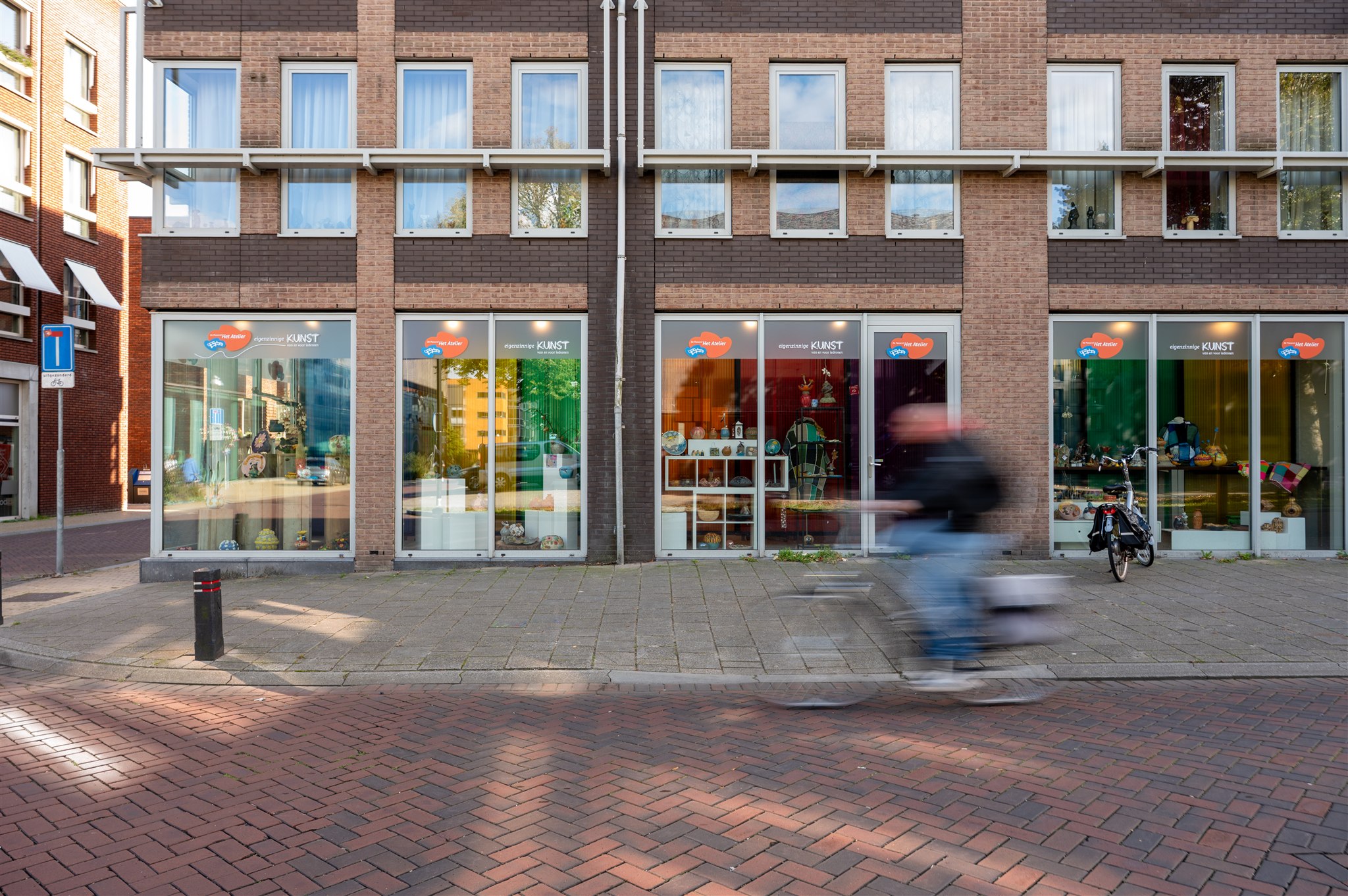Het Atelier straataanzicht in levendige omgeving