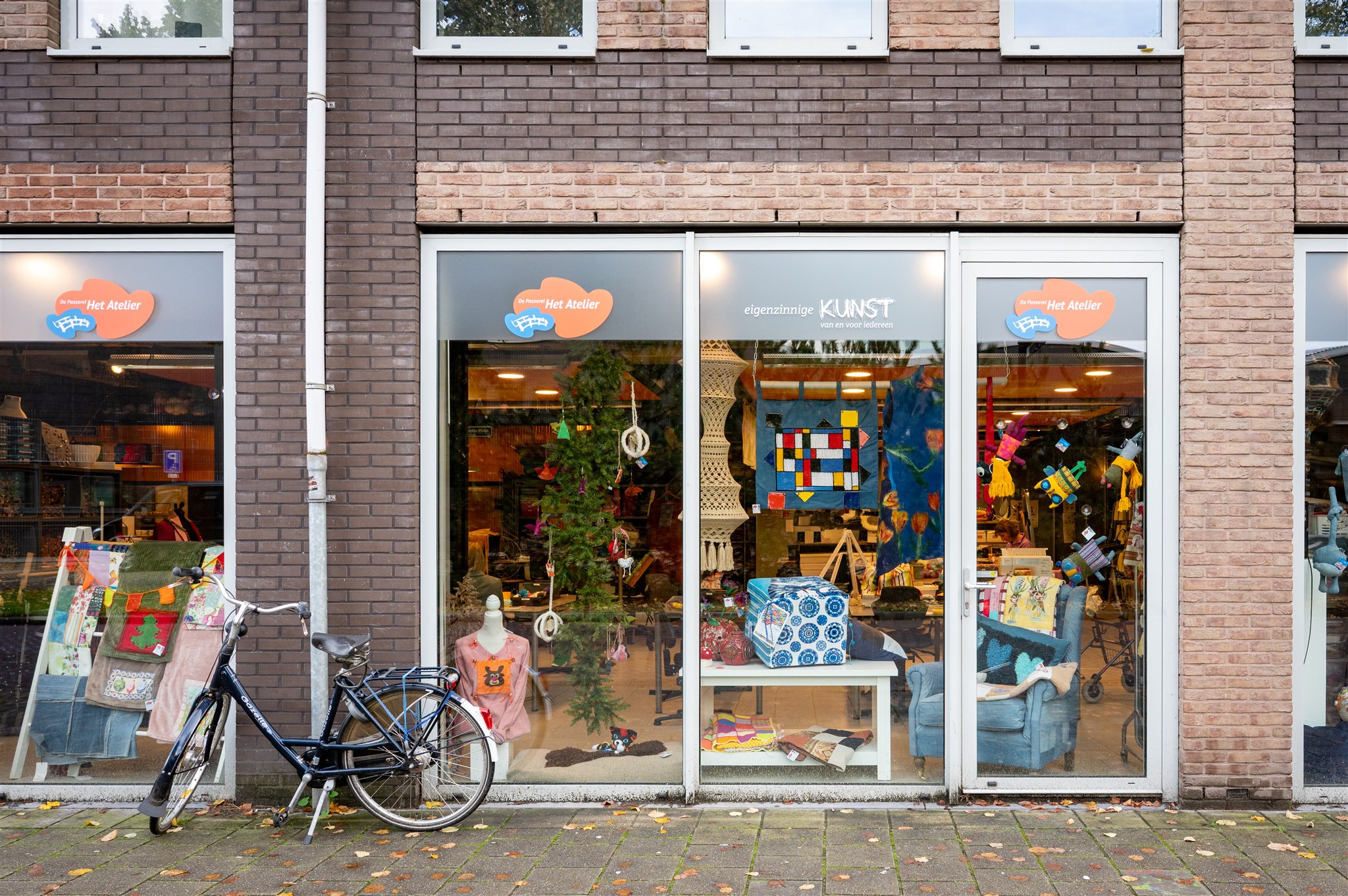 Het Atelier winkelfront met KUNST bord