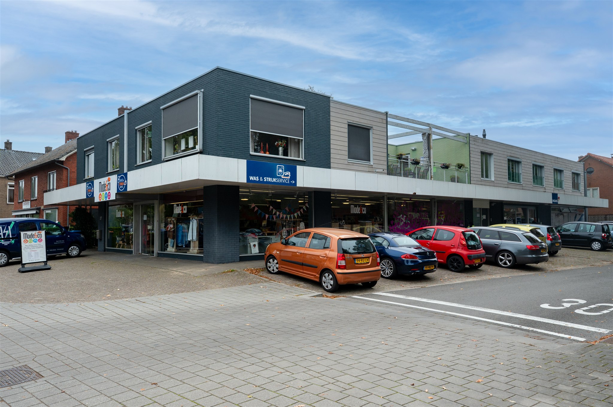 Mode & co - Gebouw exterieur vanaf parkeerplaats