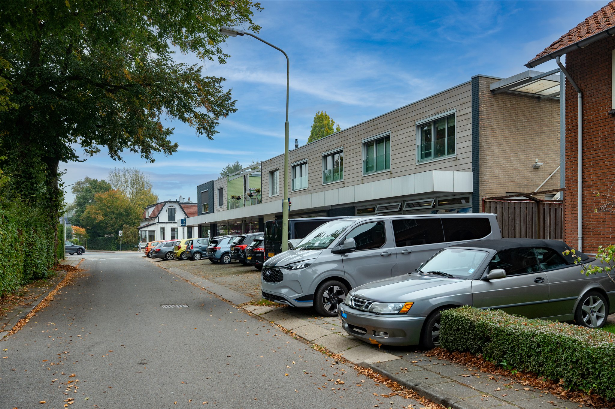 Mode & co - Achterzijde met parkeerplaats