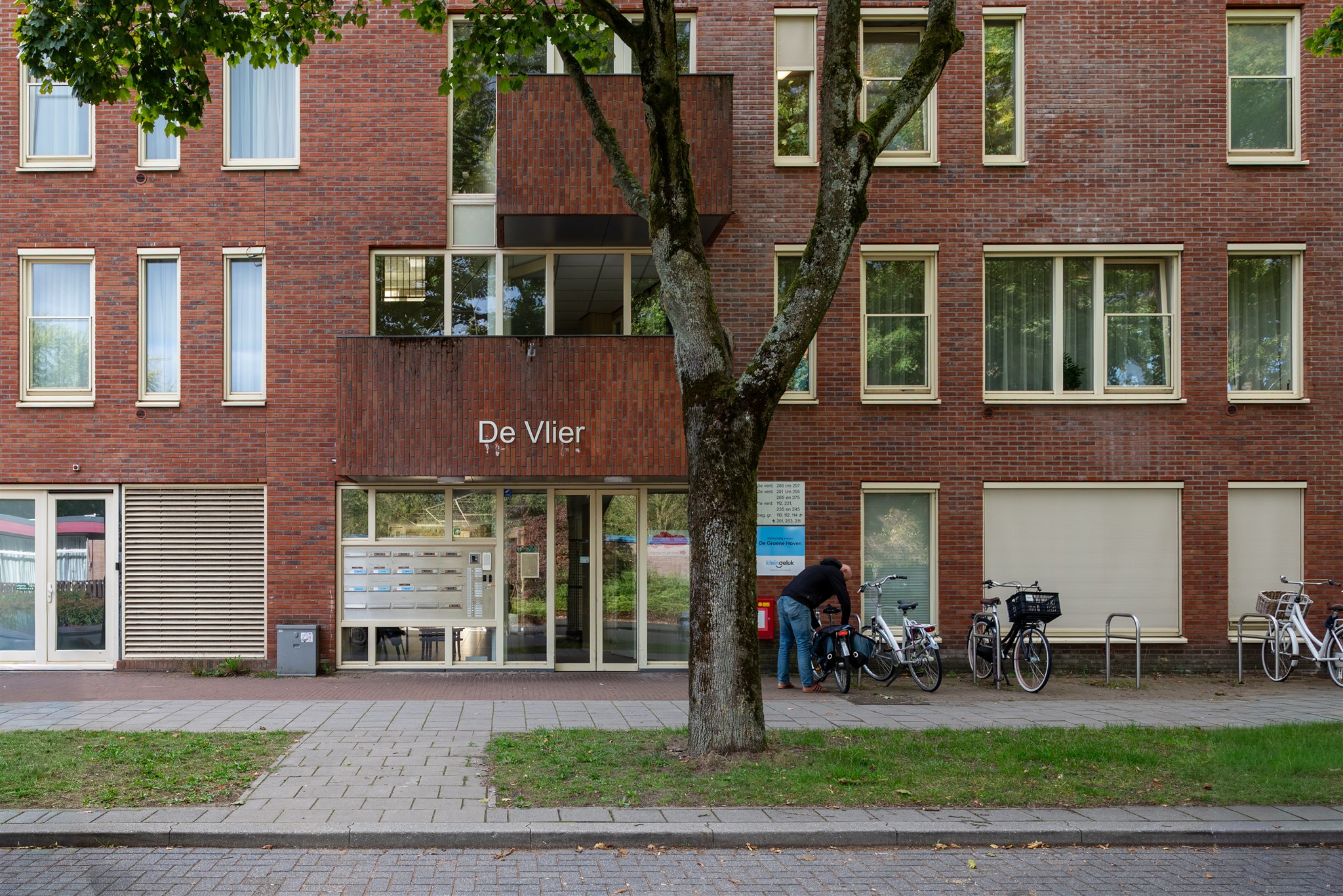 Close front entrance with clear De Vlier signage