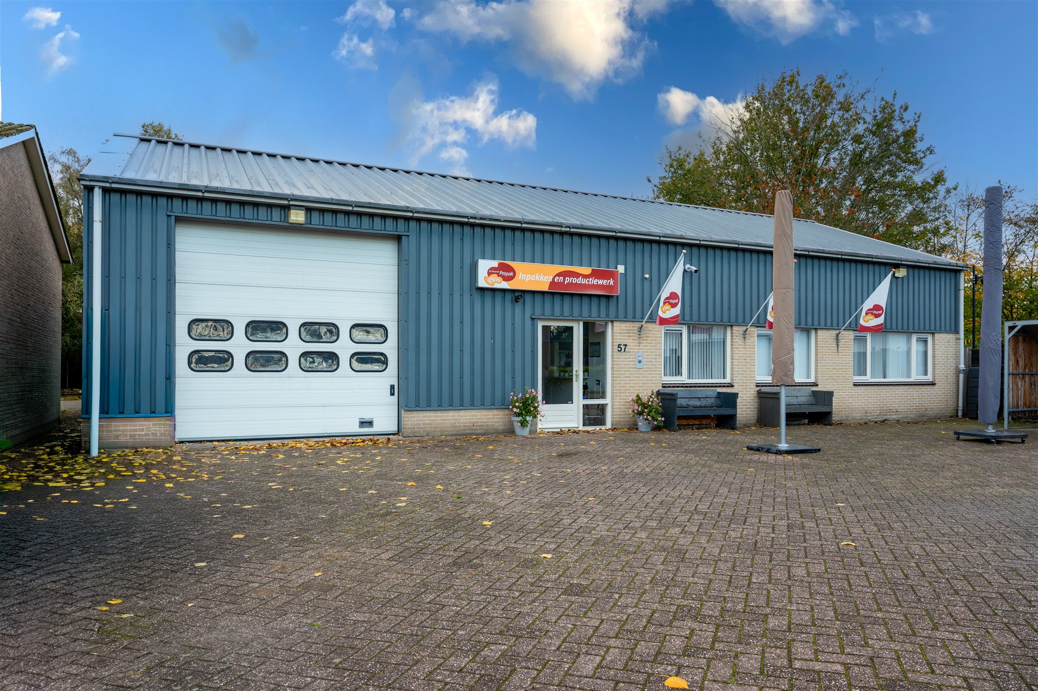 Propak voorkant met binnenplaats en banken
