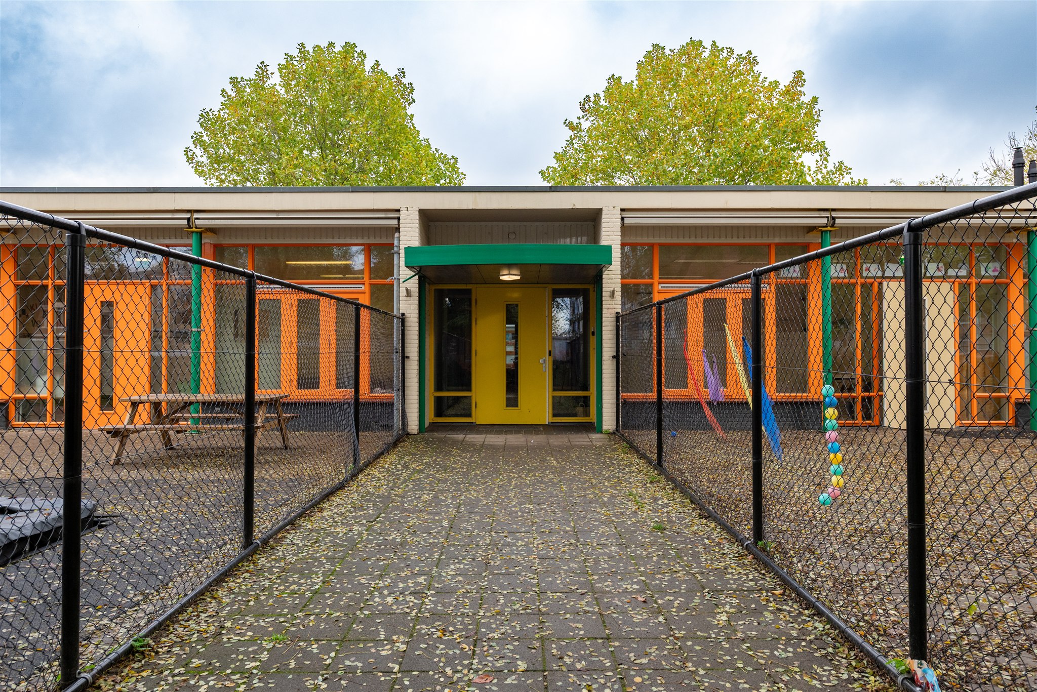 Toermalijn entree met kleurrijke deuren