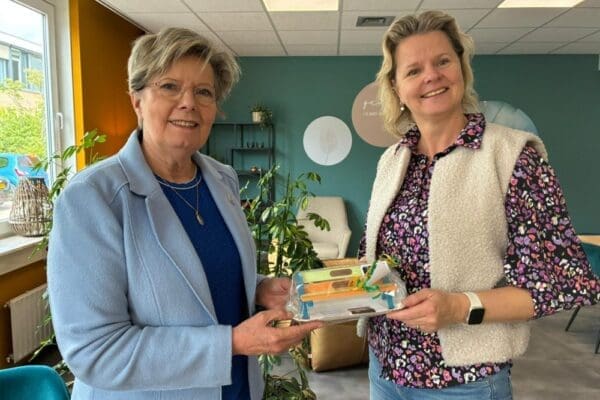 Wethouder Anja Prins overhandigt praatbankje aan De Passerel